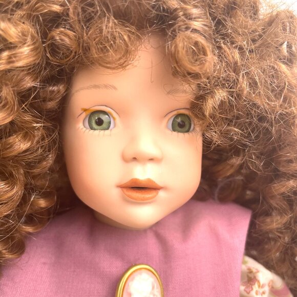 Paradise Galleries Musical Porcelain Doll 15” 1994 TC J779 with Lace Parasol - Picture 4 of 15